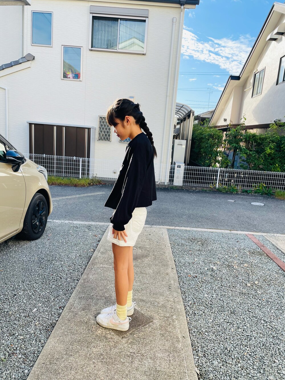 ホワイト系のスニーカーを着用したキッズの秋コーディネートの2枚目の写真