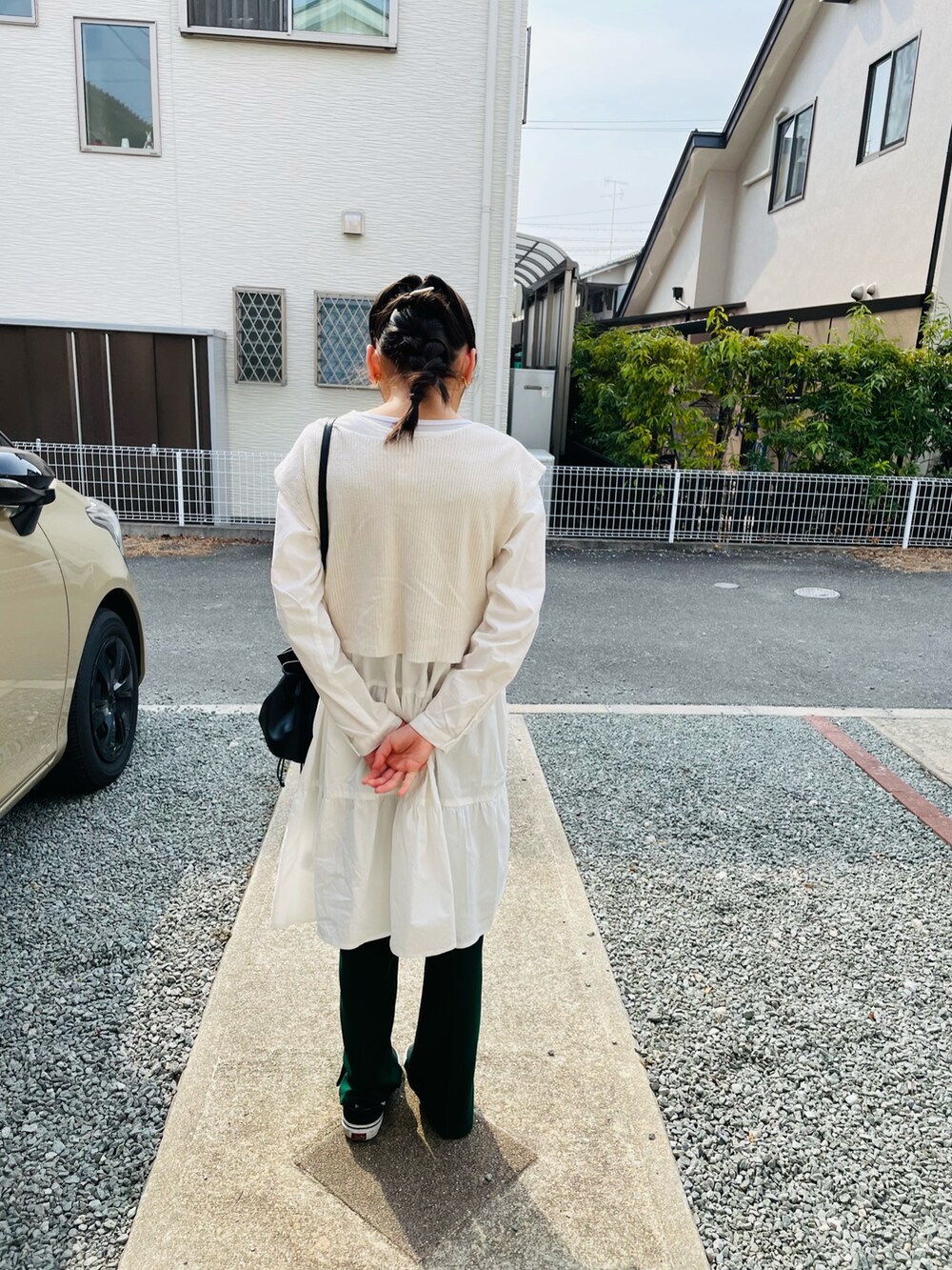 ブラック系のハンドバッグ、グリーン系のその他パンツ、ブラック系のスニーカーを着用したキッズの春コーディネートの3枚目の写真