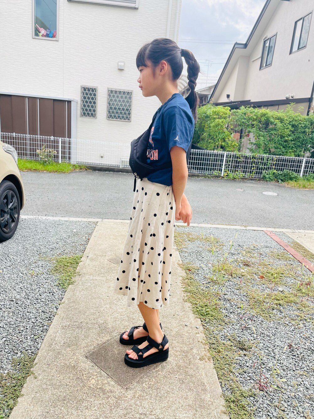 ブルー系のTシャツ/カットソー、ホワイト系のスカート、ブラック系のサンダルを着用したキッズの夏コーディネートの2枚目の写真