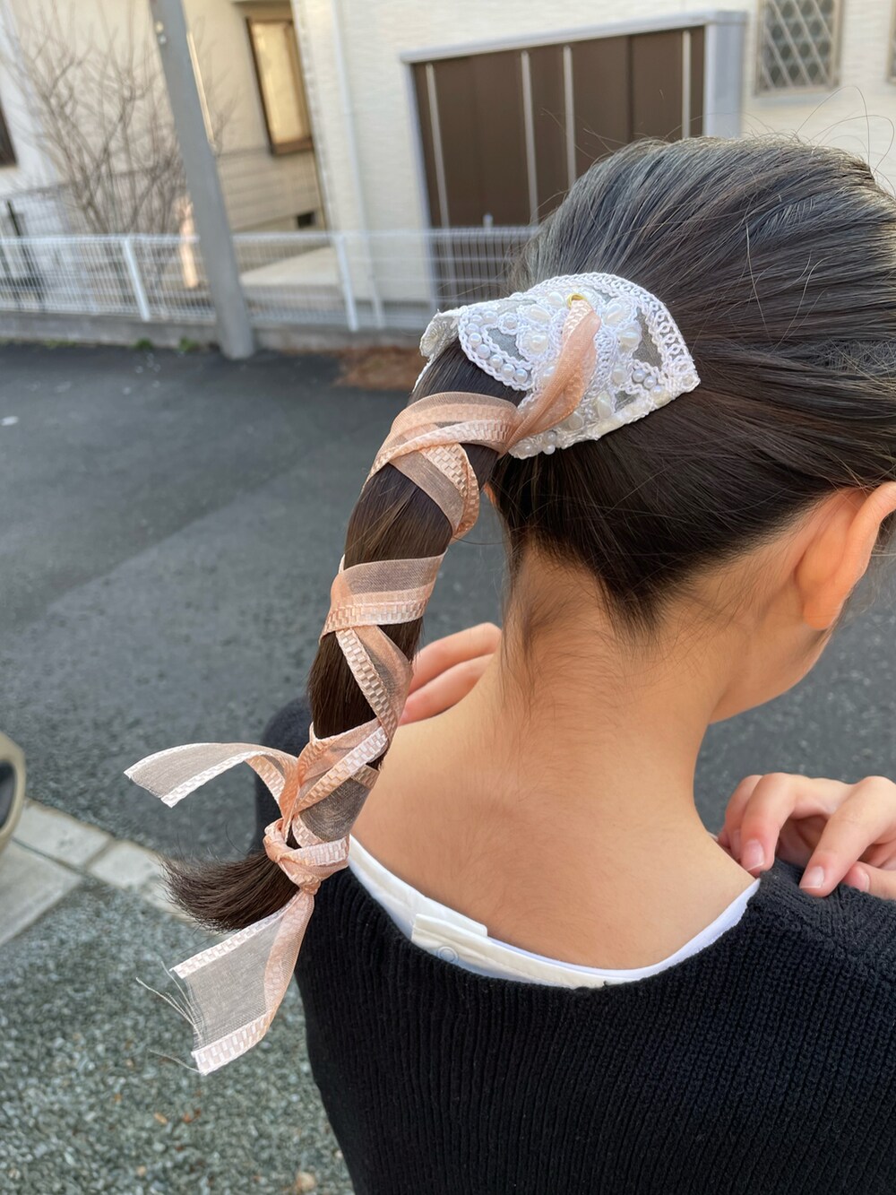 ホワイト系のワンピース、ブラック系のベスト、ベージュ系のその他パンツを着用したキッズの冬コーディネートの4枚目の写真