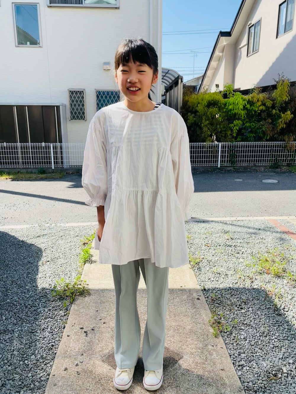 ホワイト系のシャツ/ブラウス、グリーン系のその他パンツ、ブラック系のタンクトップを着用したキッズの春コーディネートの2枚目の写真