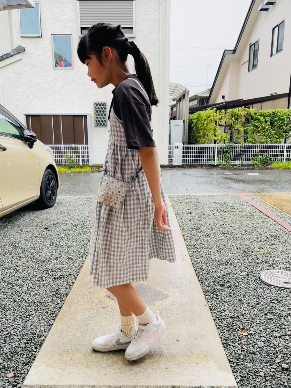 グレー系のワンピース/ドレス、グレー系のTシャツ/カットソー、ホワイト系のスニーカーを着用したキッズの夏コーディネートの2枚目の写真