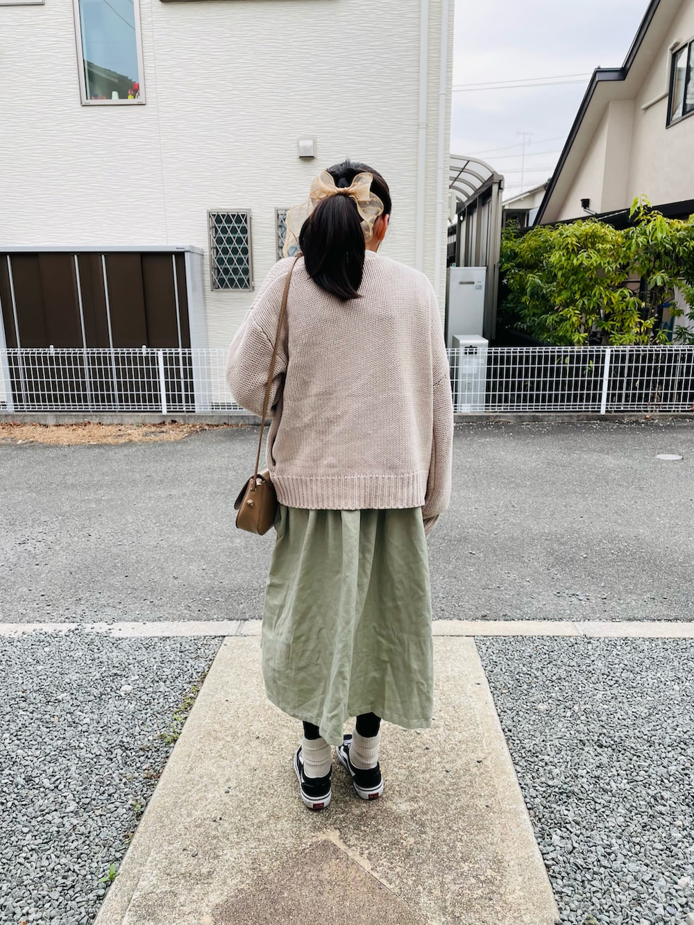 ホワイト系のカーディガン/ボレロ、ベージュ系のショルダーバッグ、グリーン系のワンピースを着用したキッズの春コーディネートの4枚目の写真