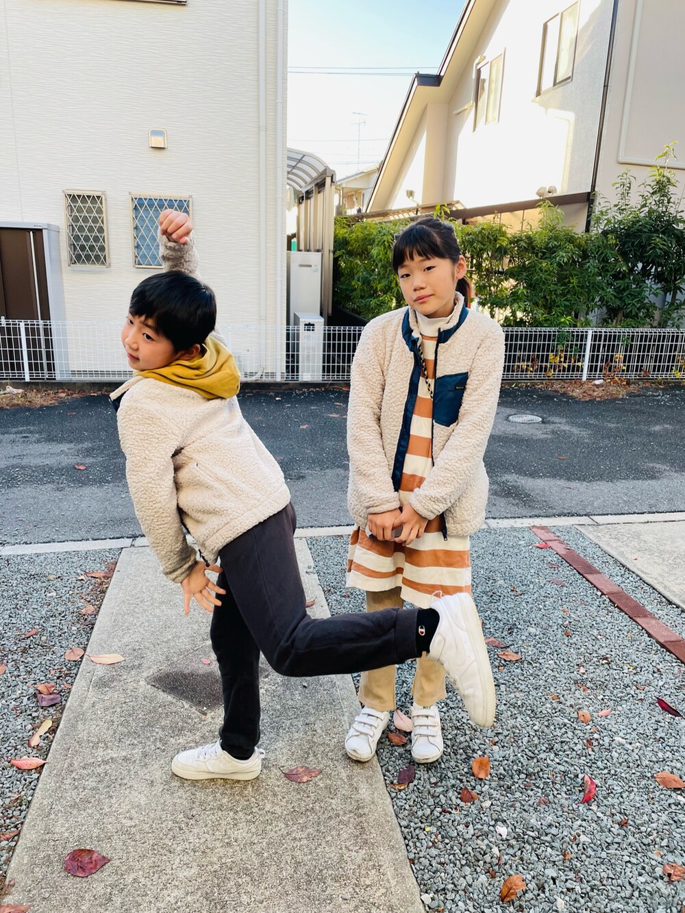 ホワイト系のブルゾン、ブラック系のその他パンツ、ホワイト系のスニーカーを着用したキッズの冬コーディネートの2枚目の写真