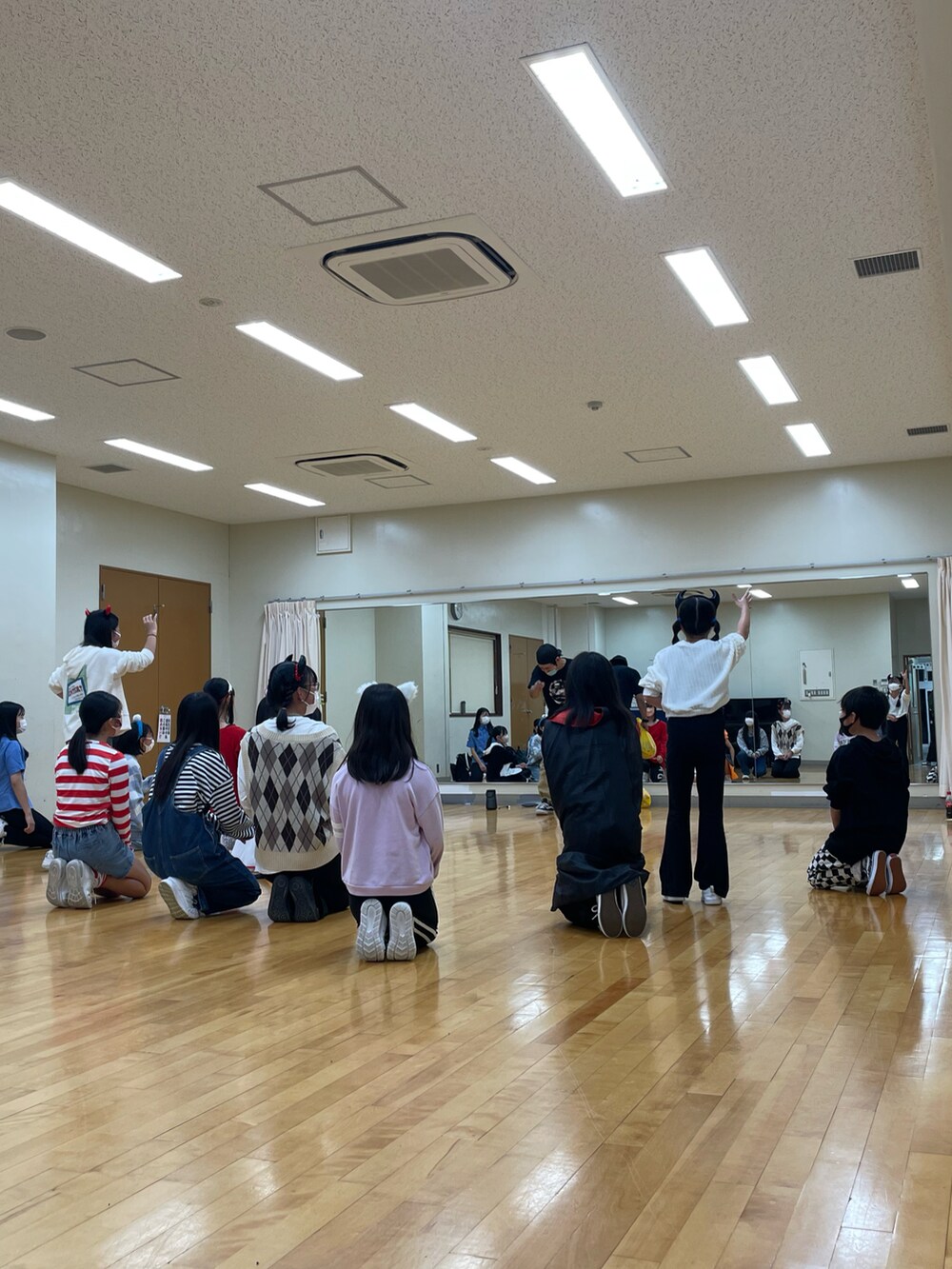 ブラック系のその他パンツ、ブラック系のスニーカーを着用したキッズの秋コーディネートの2枚目の写真