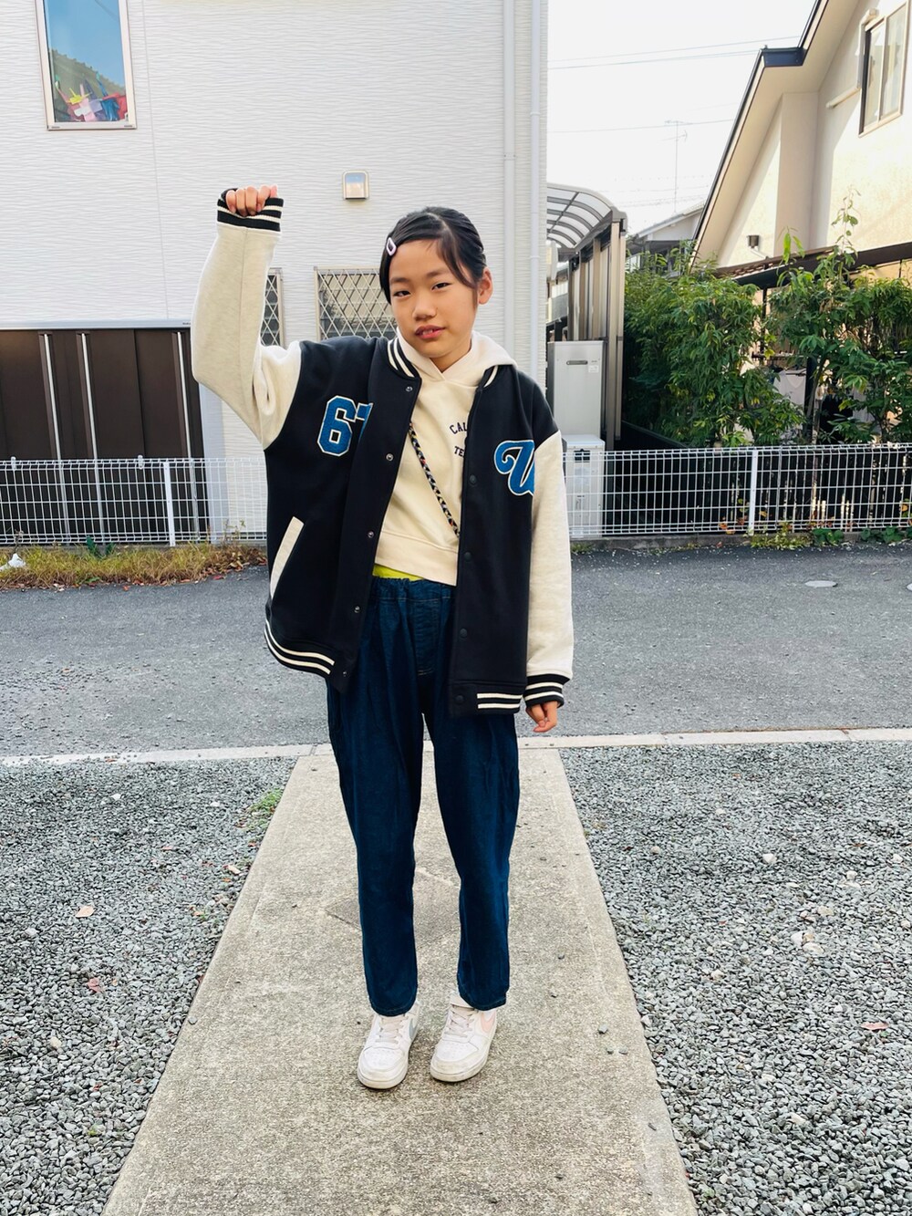 ホワイト系のその他トップス、ブルー系のデニムパンツ、ホワイト系のスニーカーを着用したキッズの秋コーディネートの3枚目の写真