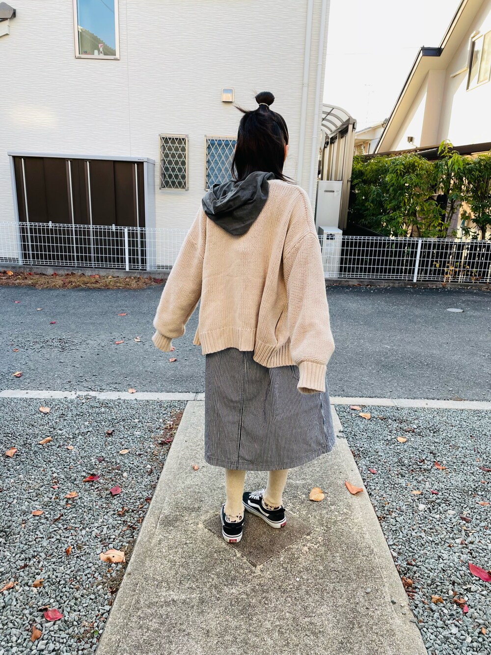 ホワイト系のカーディガン/ボレロ、その他のワンピース、ブラック系のスニーカーを着用したキッズの冬コーディネートの3枚目の写真