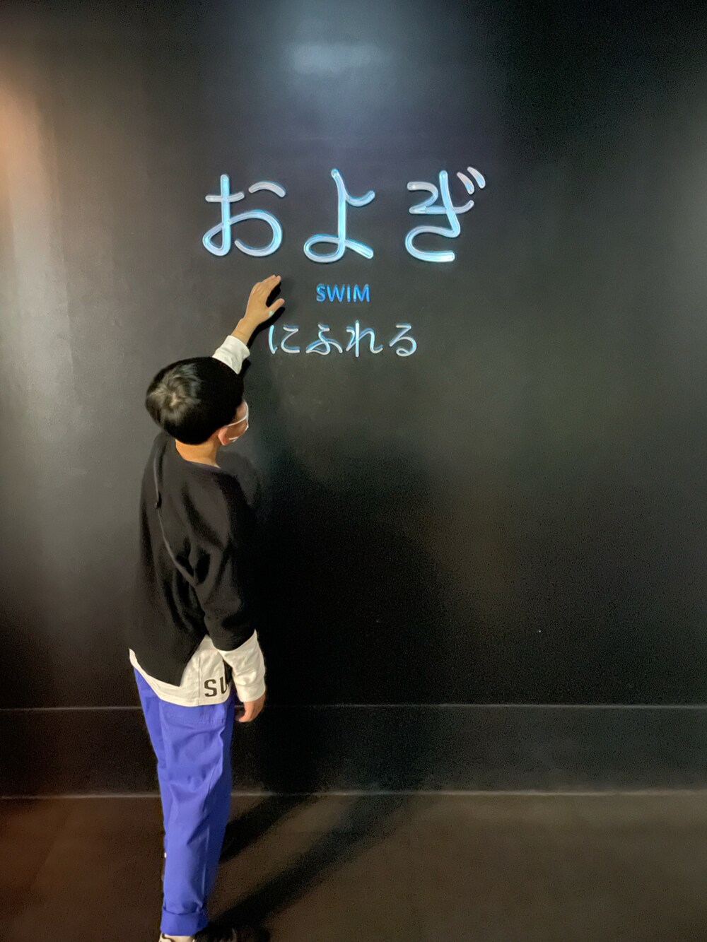 グリーン系のスウェット、ベージュ系のその他パンツ、グリーン系のその他パンツを着用したキッズの冬コーディネートの5枚目の写真