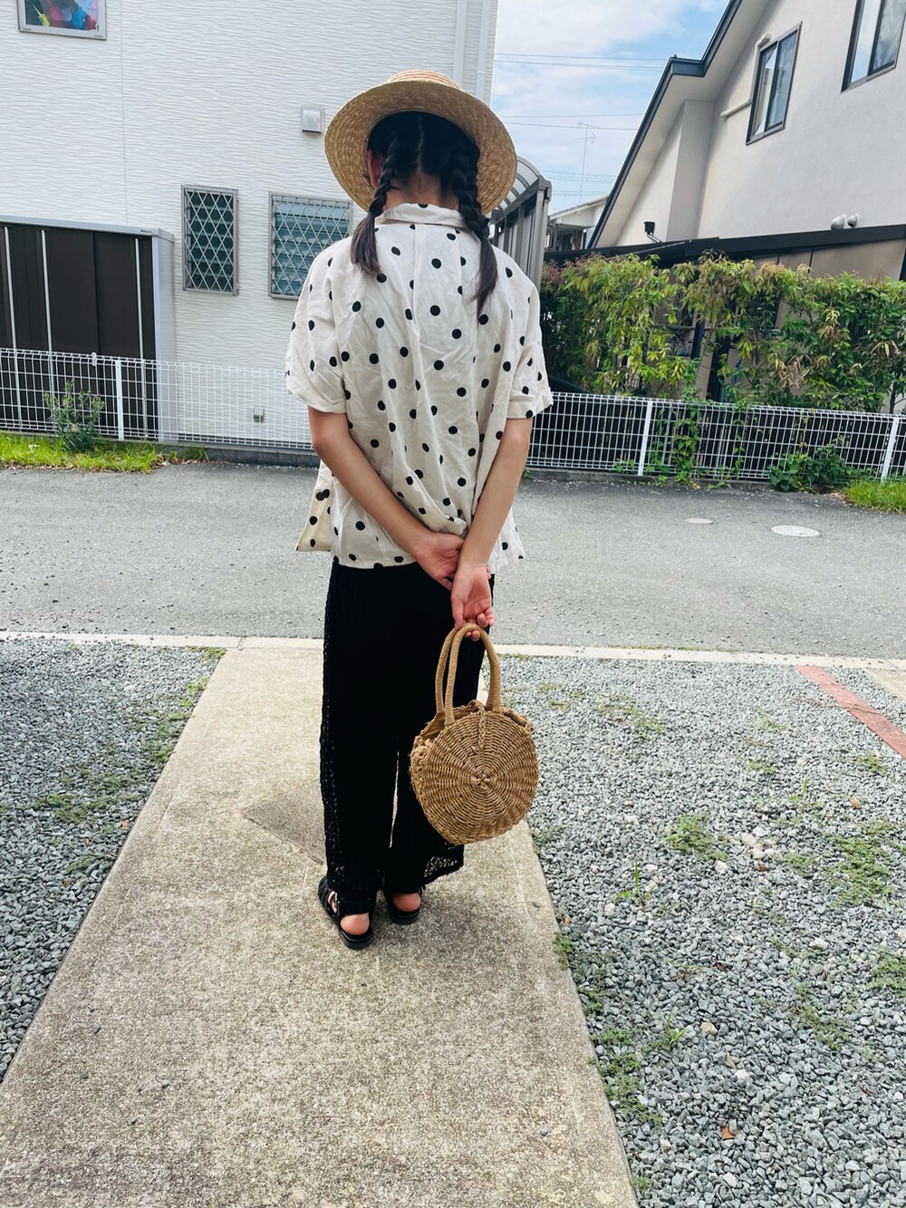 ホワイト系のシャツ/ブラウス、グレー系のタンクトップ、ブラック系のその他パンツを着用したキッズの夏コーディネートの3枚目の写真