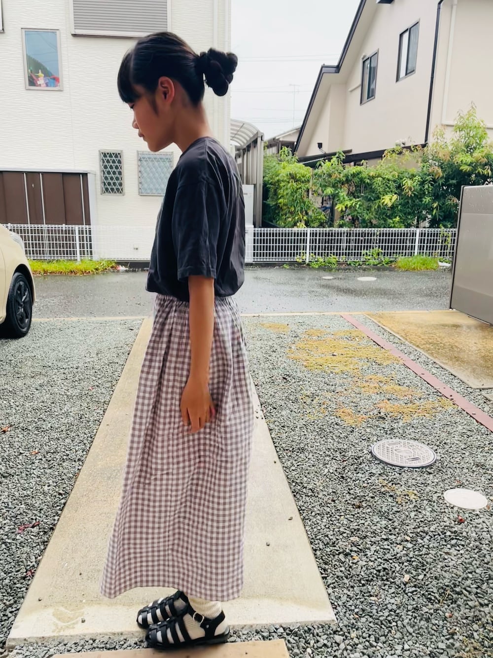 グレー系のTシャツ/カットソー、ブラック系のサンダルを着用したキッズの秋コーディネートの2枚目の写真