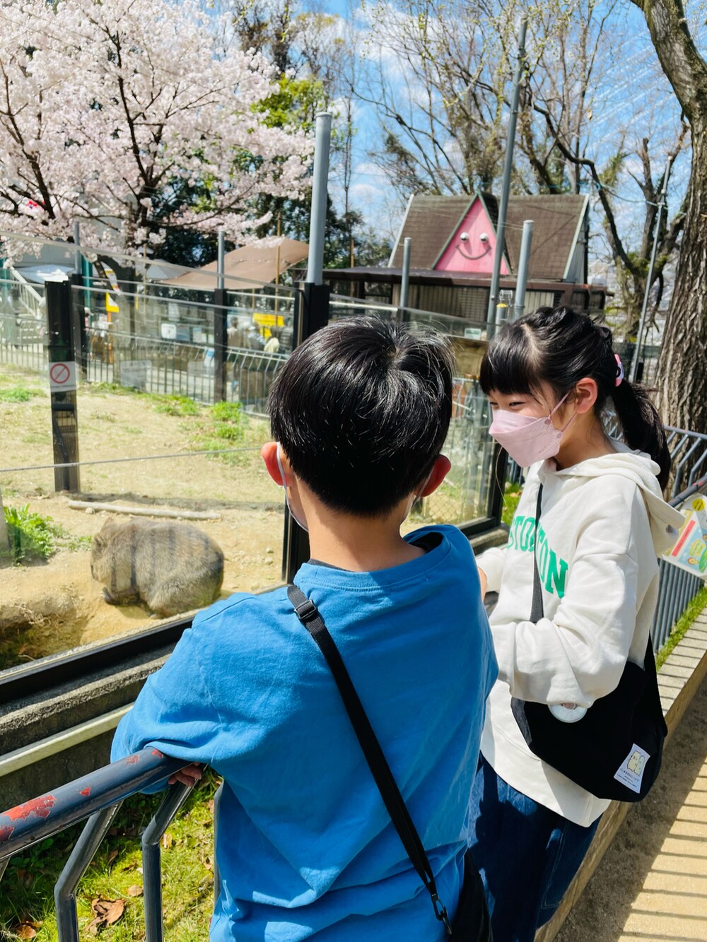 ブルー系のデニムパンツ、ホワイト系のスニーカー、ホワイト系のTシャツ/カットソーを着用したキッズの春コーディネートの3枚目の写真