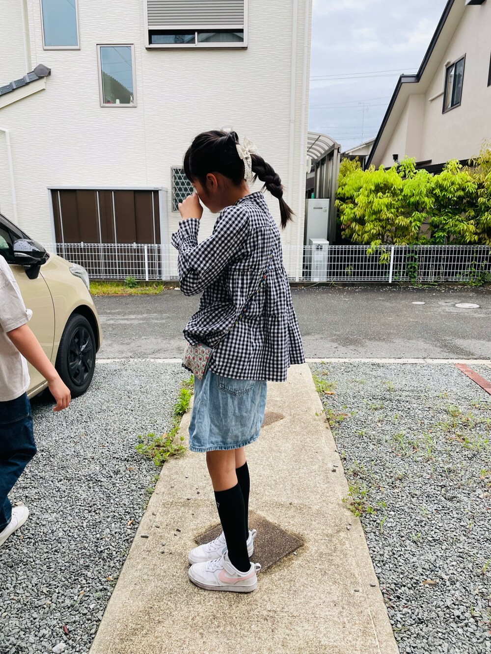 ブラック系のシャツ/ブラウス、ホワイト系のスニーカー、ブラック系のソックス/靴下を着用したキッズの春コーディネートの2枚目の写真