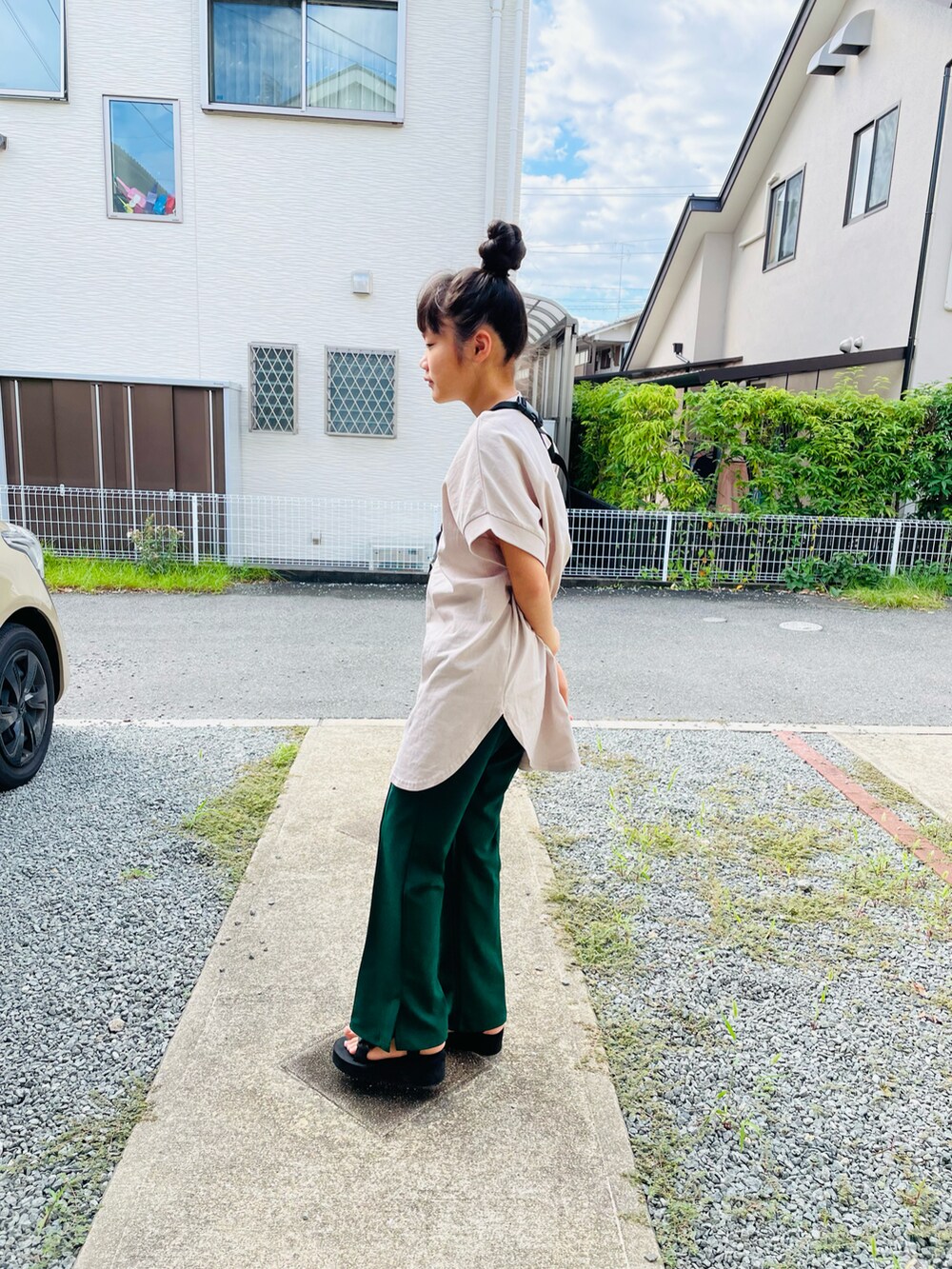 ベージュ系のTシャツ/カットソー、グリーン系のその他パンツ、ブラック系のサンダルを着用したキッズの夏コーディネートの2枚目の写真