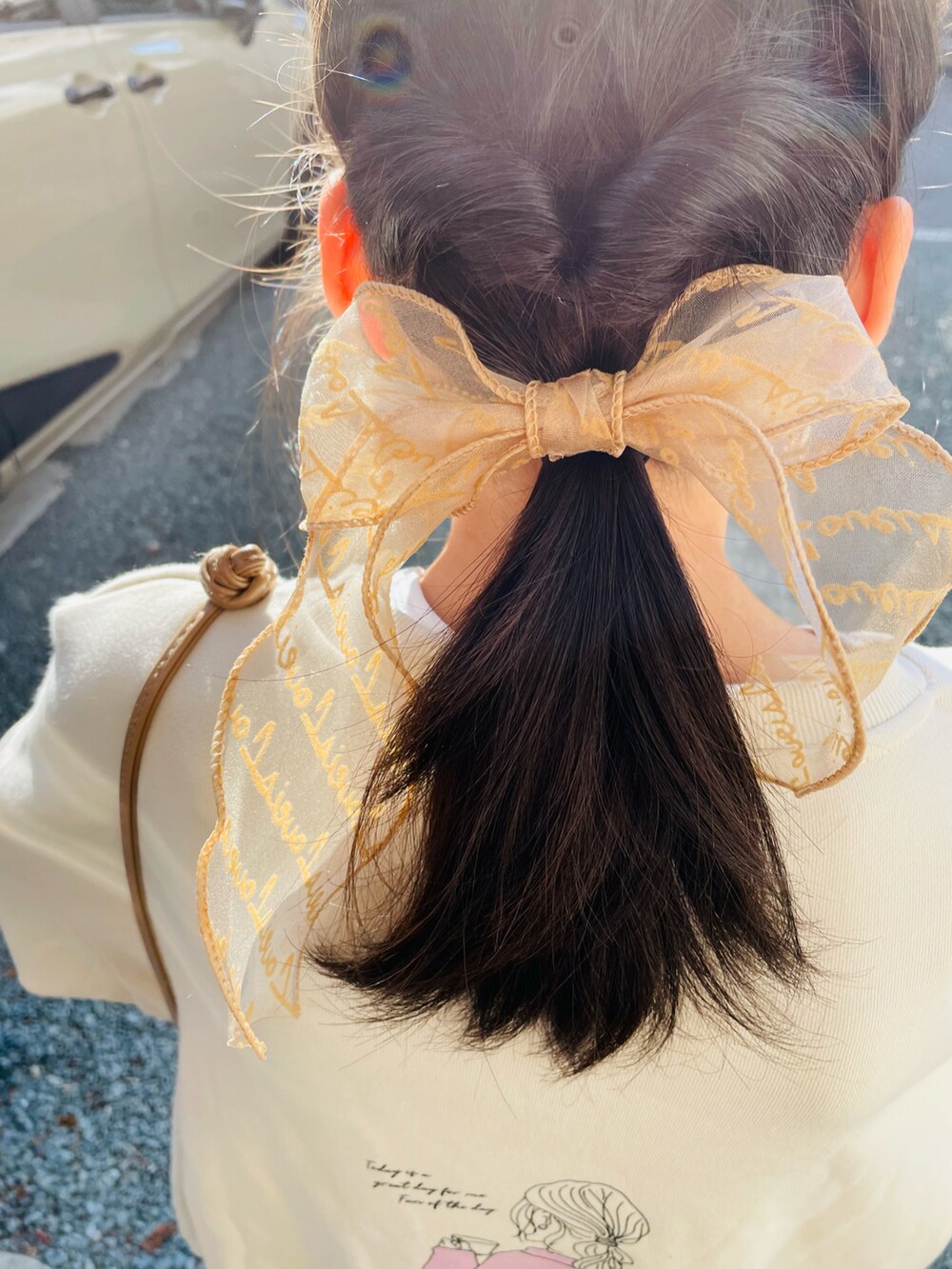 ベージュ系のその他パンツ、ベージュ系のショルダーバッグ、ブラック系のショルダーバッグを着用したキッズの冬コーディネートの4枚目の写真