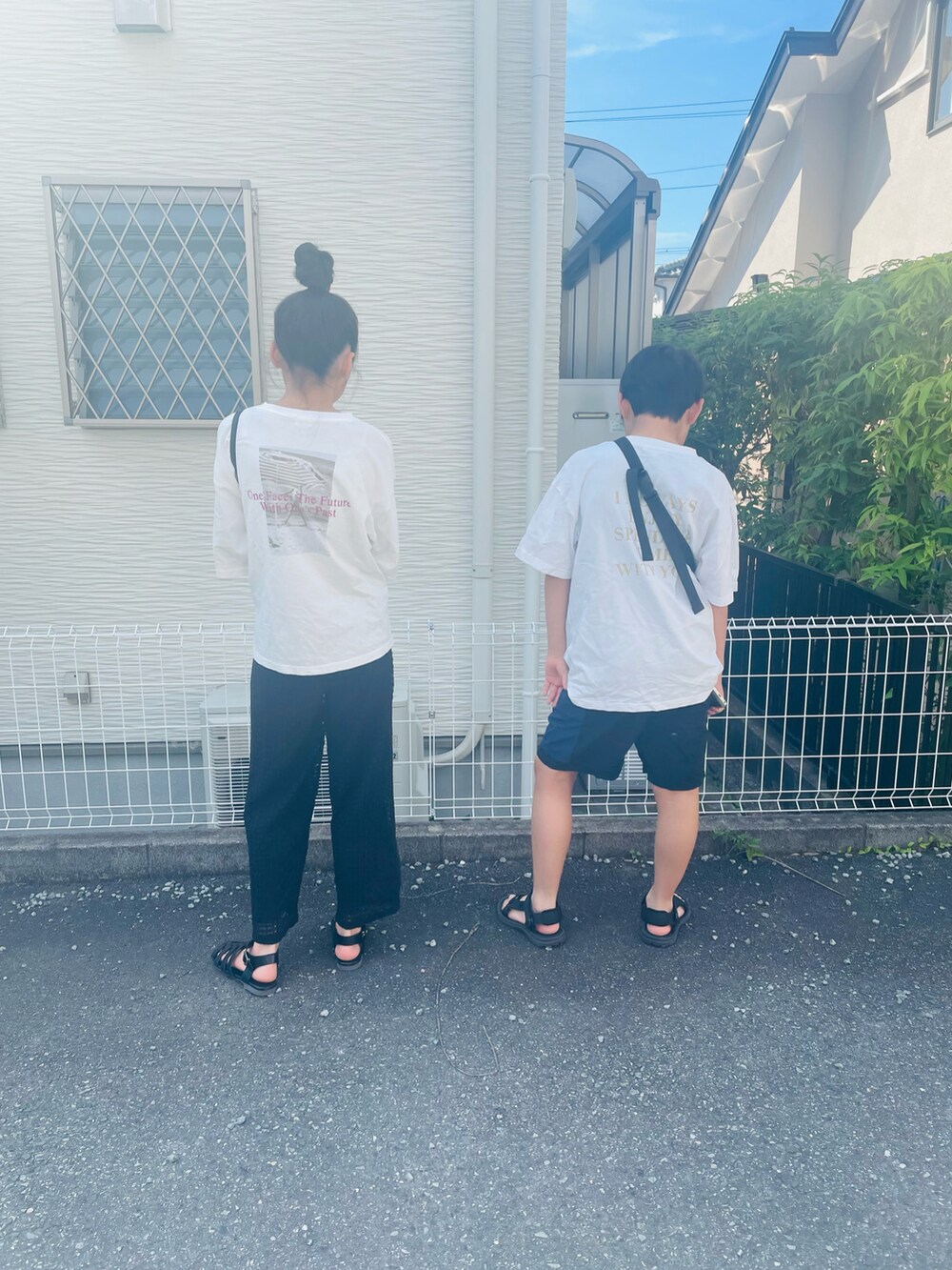 ホワイト系のTシャツ/カットソー、ブラック系のその他パンツ、ベージュ系のその他トップスを着用したキッズの夏コーディネートの2枚目の写真