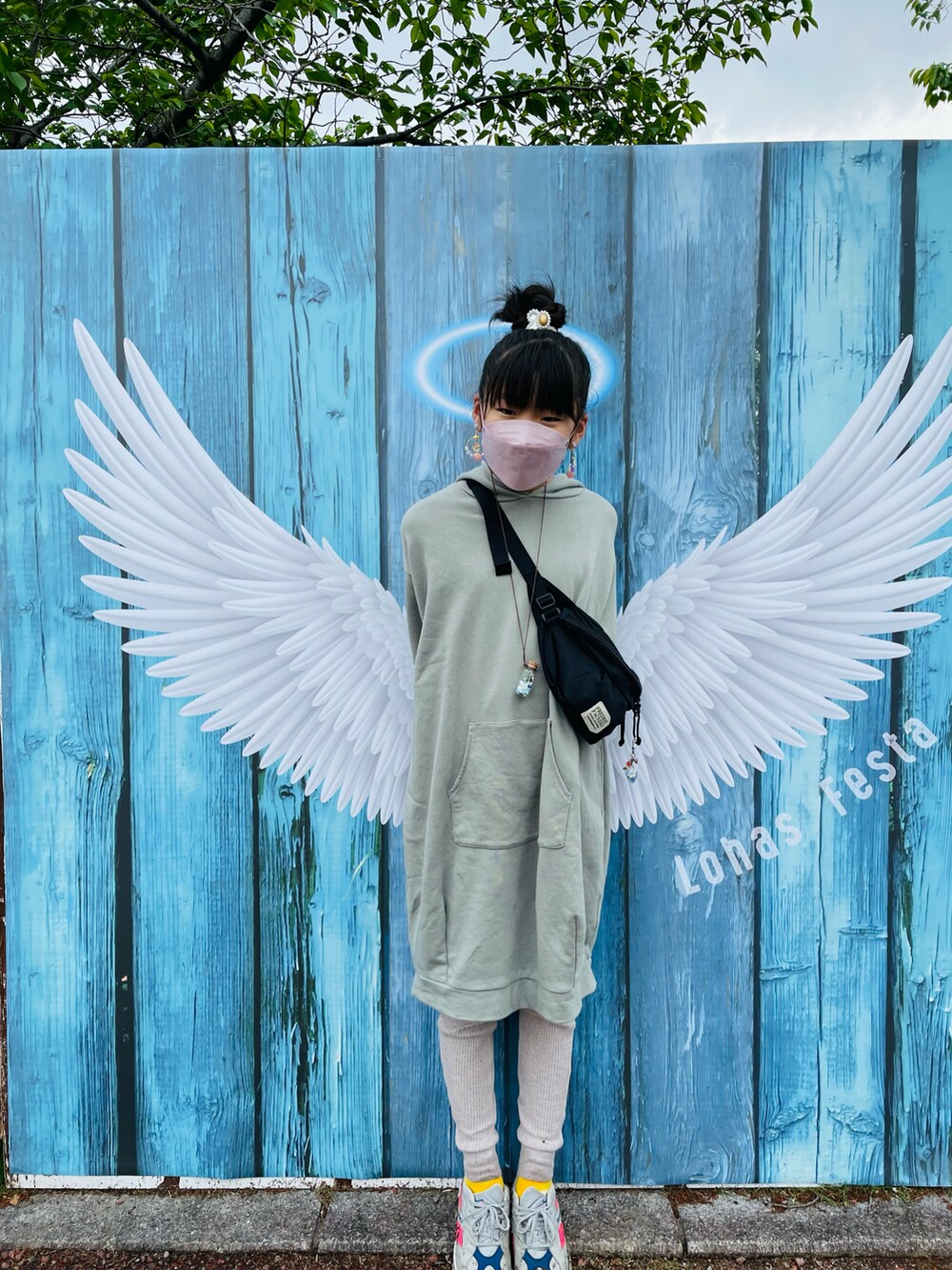 グリーン系のパーカー、グレー系のスニーカー、ブラック系のボディバッグ/ウエストポーチを着用したキッズの春コーディネートの2枚目の写真