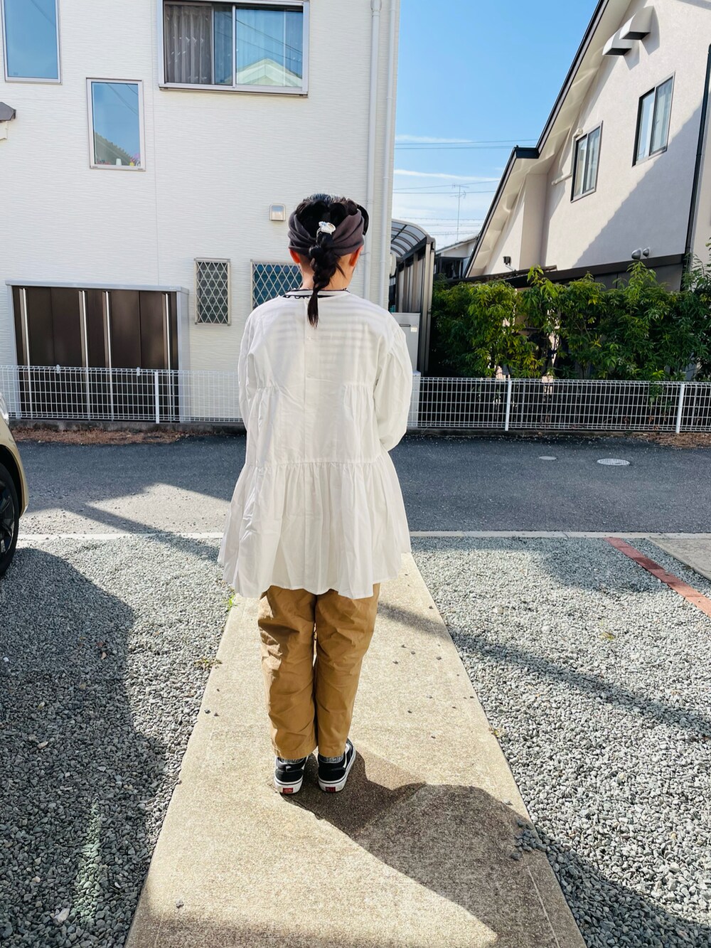 「ヘアバンド、むすめ服、ティアード、レイヤードスタイル、チノパン、オールドスクール」｜「GLOBAL WORKの【キッズ】ティアードブラウス7分袖/215318（シャツ/ブラウス、ホワイト系）」を使った、emi_mitoさん（キッズ・145cm）の春コーディネートの3枚目の写真
