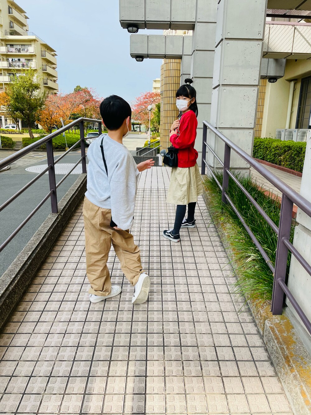 ベージュ系のスカート、グレー系のスウェット、ベージュ系のその他パンツを着用したキッズの秋コーディネートの2枚目の写真