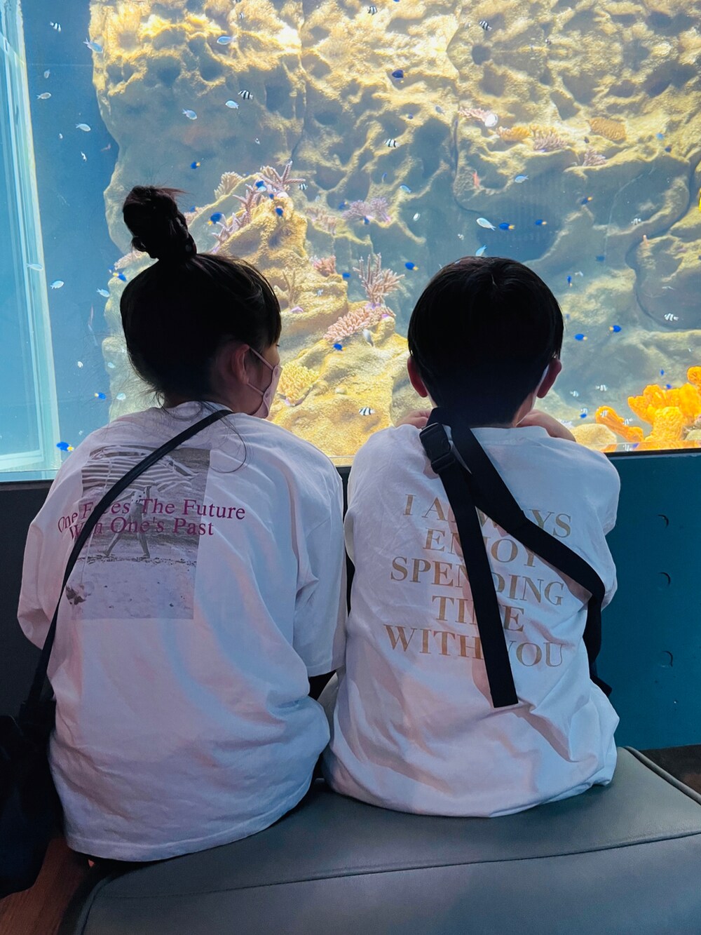 ホワイト系のTシャツ/カットソー、ブラック系のその他パンツ、ベージュ系のその他トップスを着用したキッズの夏コーディネートの4枚目の写真