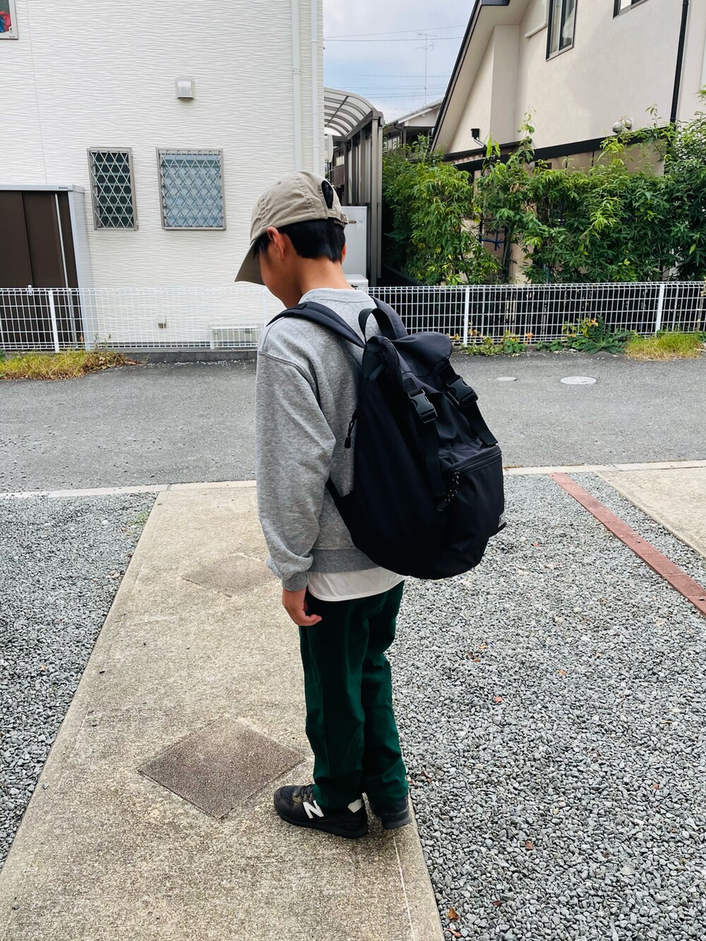 グレー系のTシャツ/カットソー、グリーン系のその他パンツ、ブラック系のスニーカーを着用したキッズの秋コーディネートの2枚目の写真