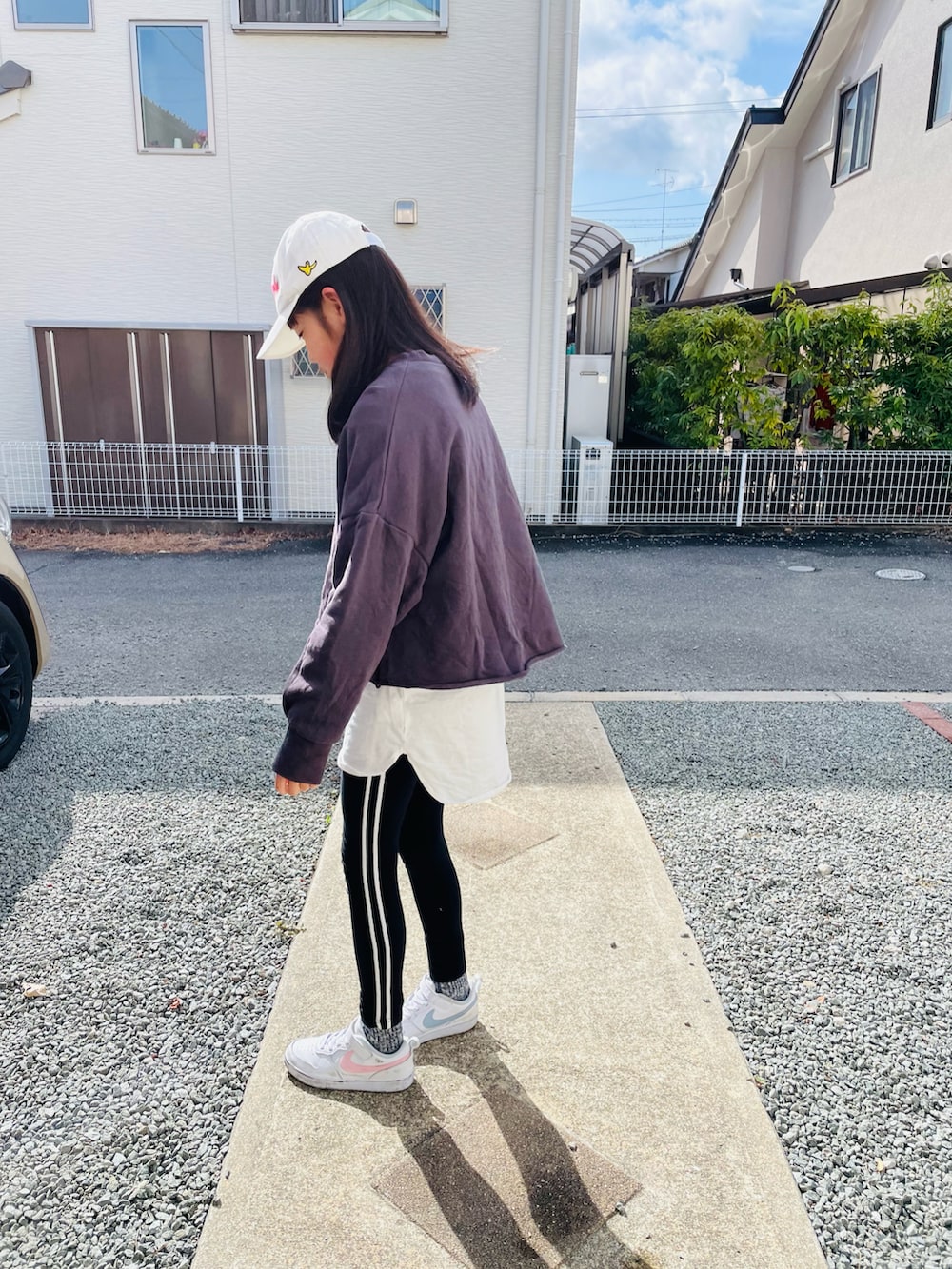 グレー系のスウェット、ホワイト系のスニーカー、その他のレギンス/スパッツを着用したキッズの春コーディネートの2枚目の写真