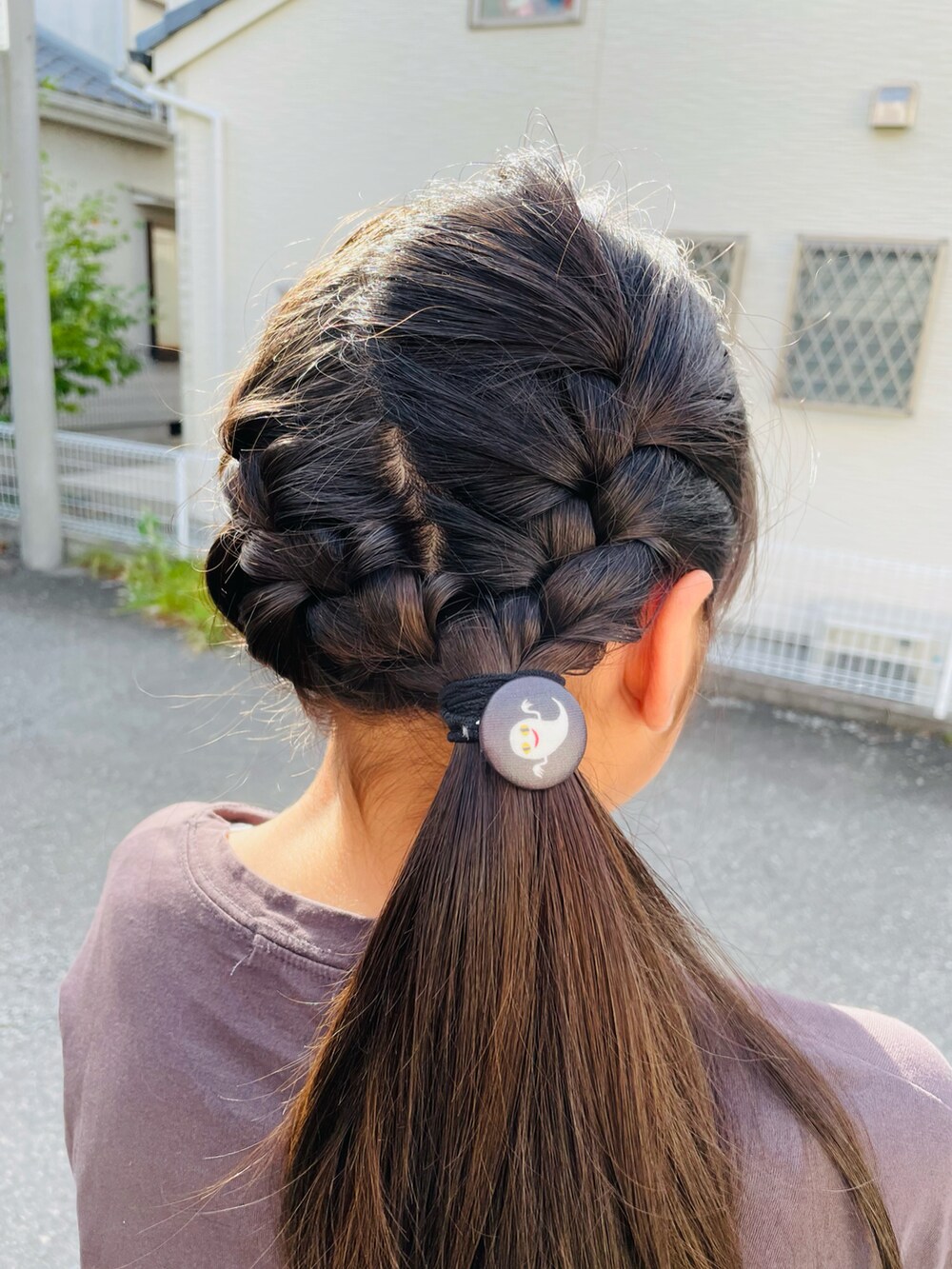 グレー系のTシャツ/カットソー、ベージュ系のスカート、グレー系のスニーカーを着用したキッズの秋コーディネートの2枚目の写真