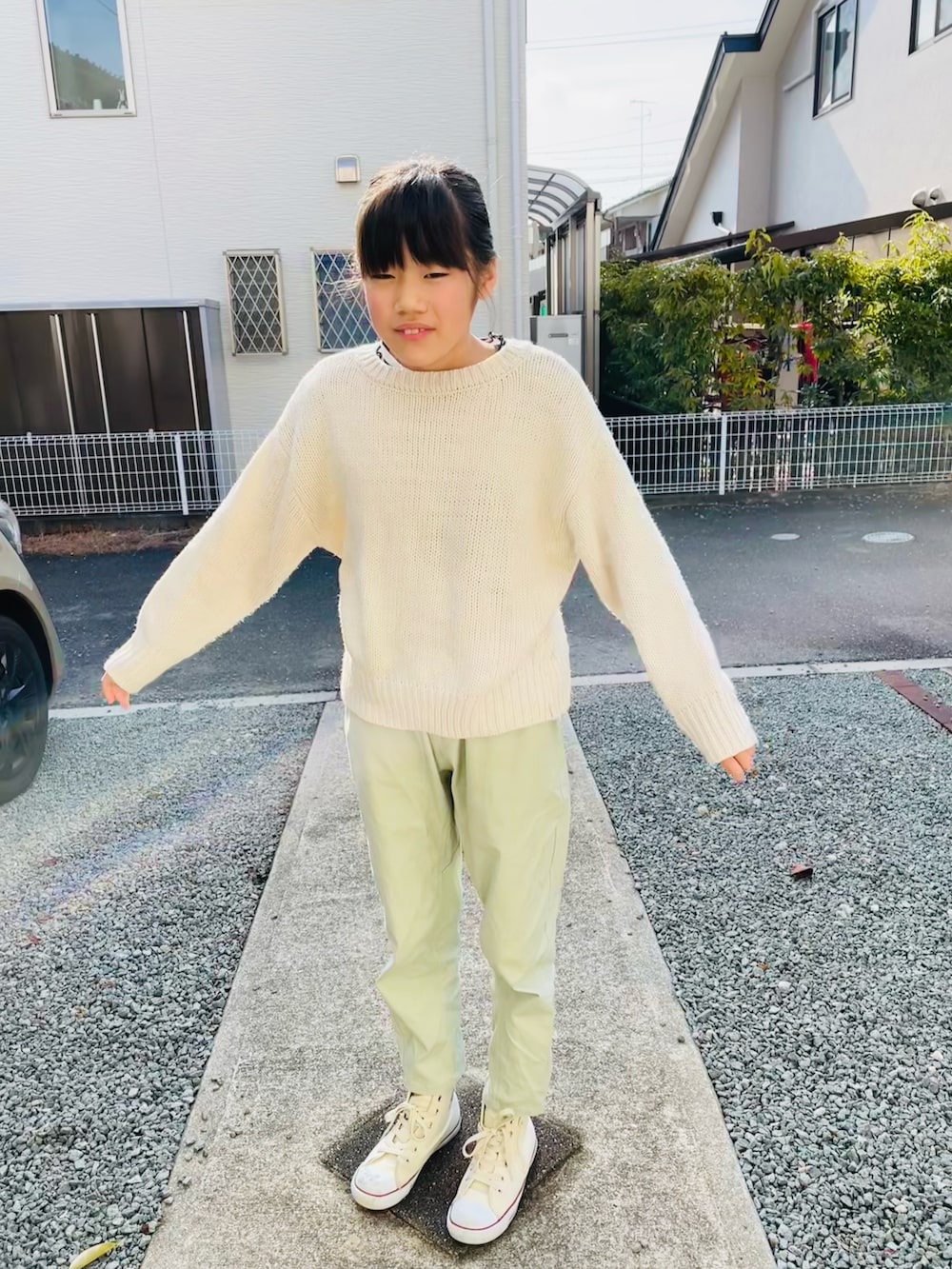 ベージュ系のニット/セーター、その他のTシャツ/カットソー、グリーン系のその他パンツを着用したキッズの春コーディネートの2枚目の写真