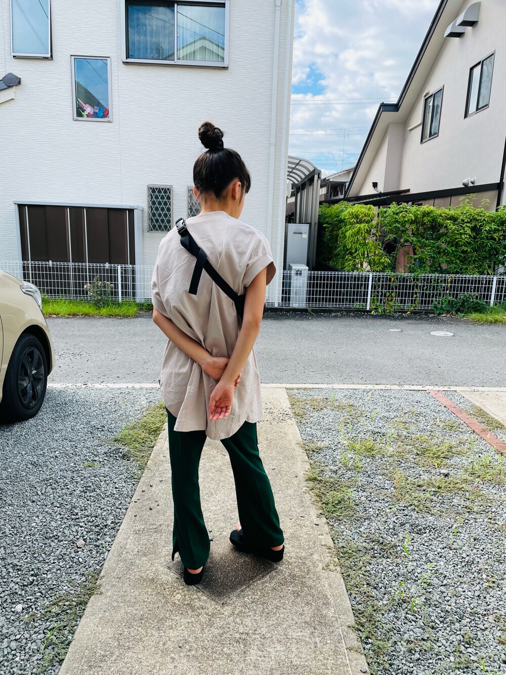 ベージュ系のTシャツ/カットソー、グリーン系のその他パンツ、ブラック系のサンダルを着用したキッズの夏コーディネートの3枚目の写真