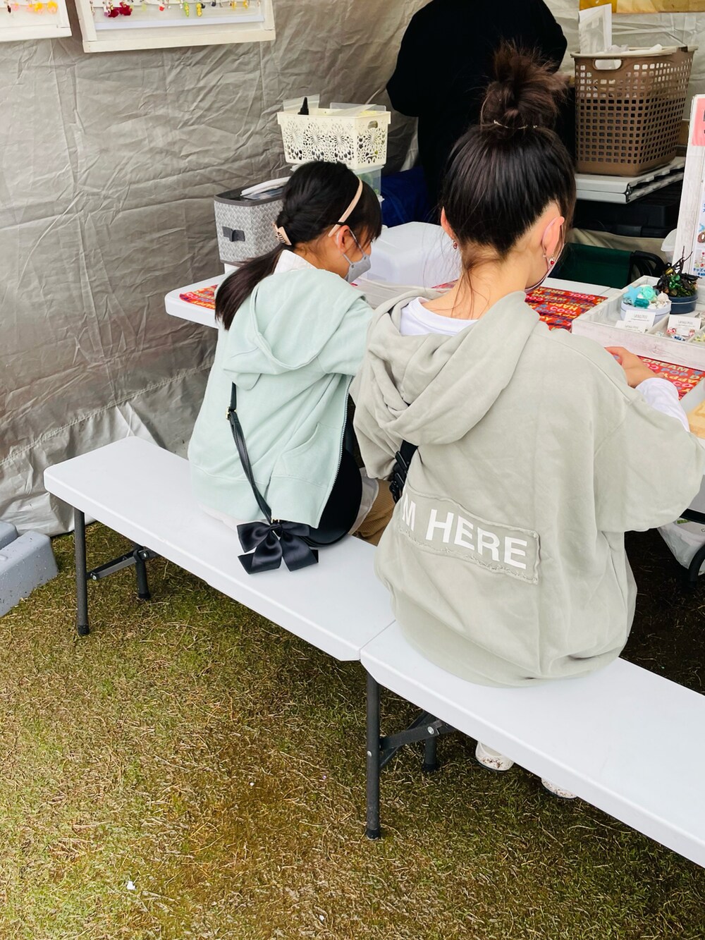 グリーン系のパーカー、グレー系のスニーカー、ブラック系のボディバッグ/ウエストポーチを着用したキッズの春コーディネートの3枚目の写真