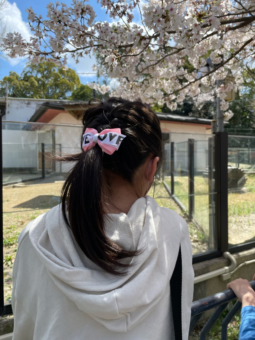 ブルー系のデニムパンツ、ホワイト系のスニーカー、ホワイト系のTシャツ/カットソーを着用したキッズの春コーディネートの2枚目の写真