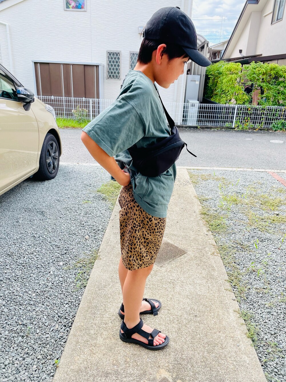 グリーン系のTシャツ/カットソー、ベージュ系のその他パンツ、ブラック系のサンダルを着用したキッズの夏コーディネートの3枚目の写真