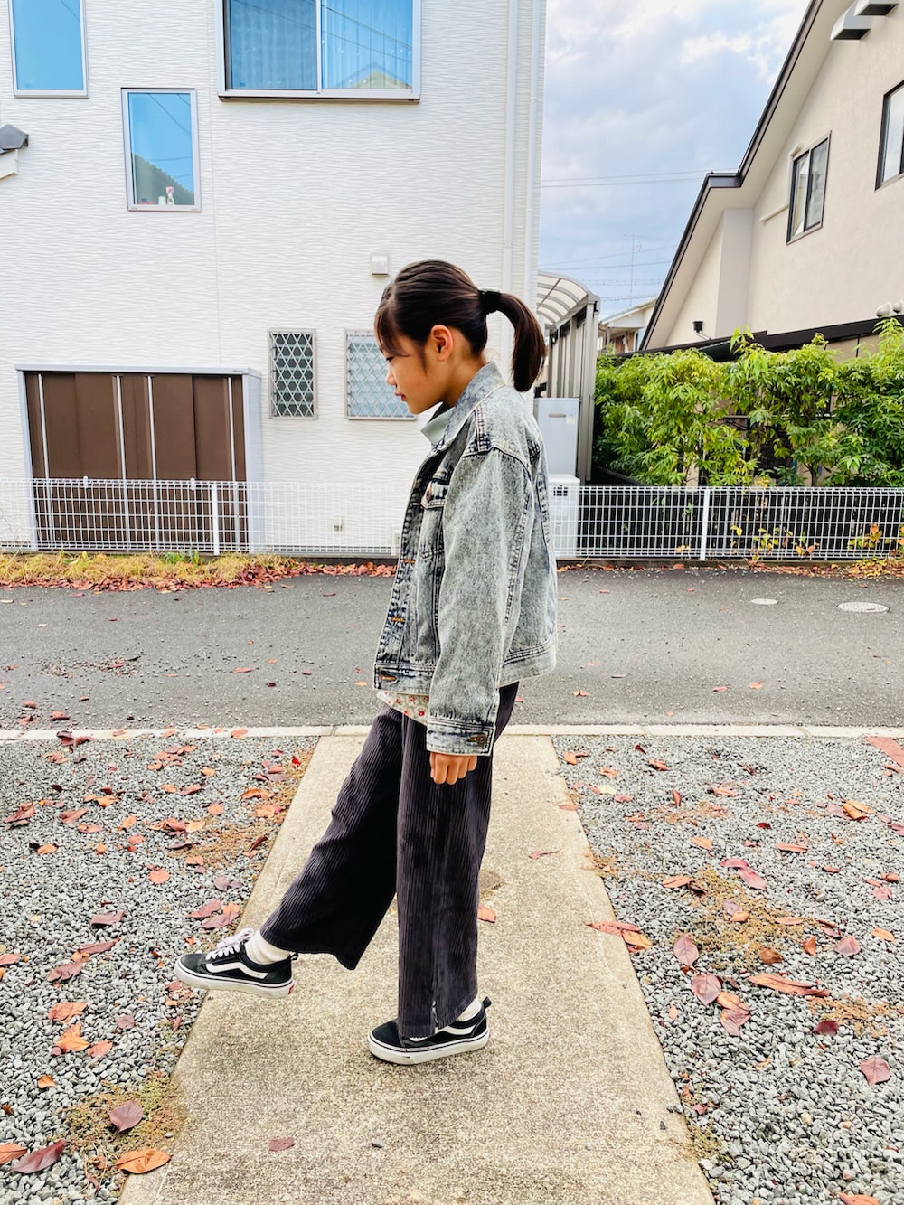 ブルー系のデニムジャケット、ブルー系のTシャツ/カットソー、グレー系のその他パンツを着用したキッズの秋コーディネートの2枚目の写真