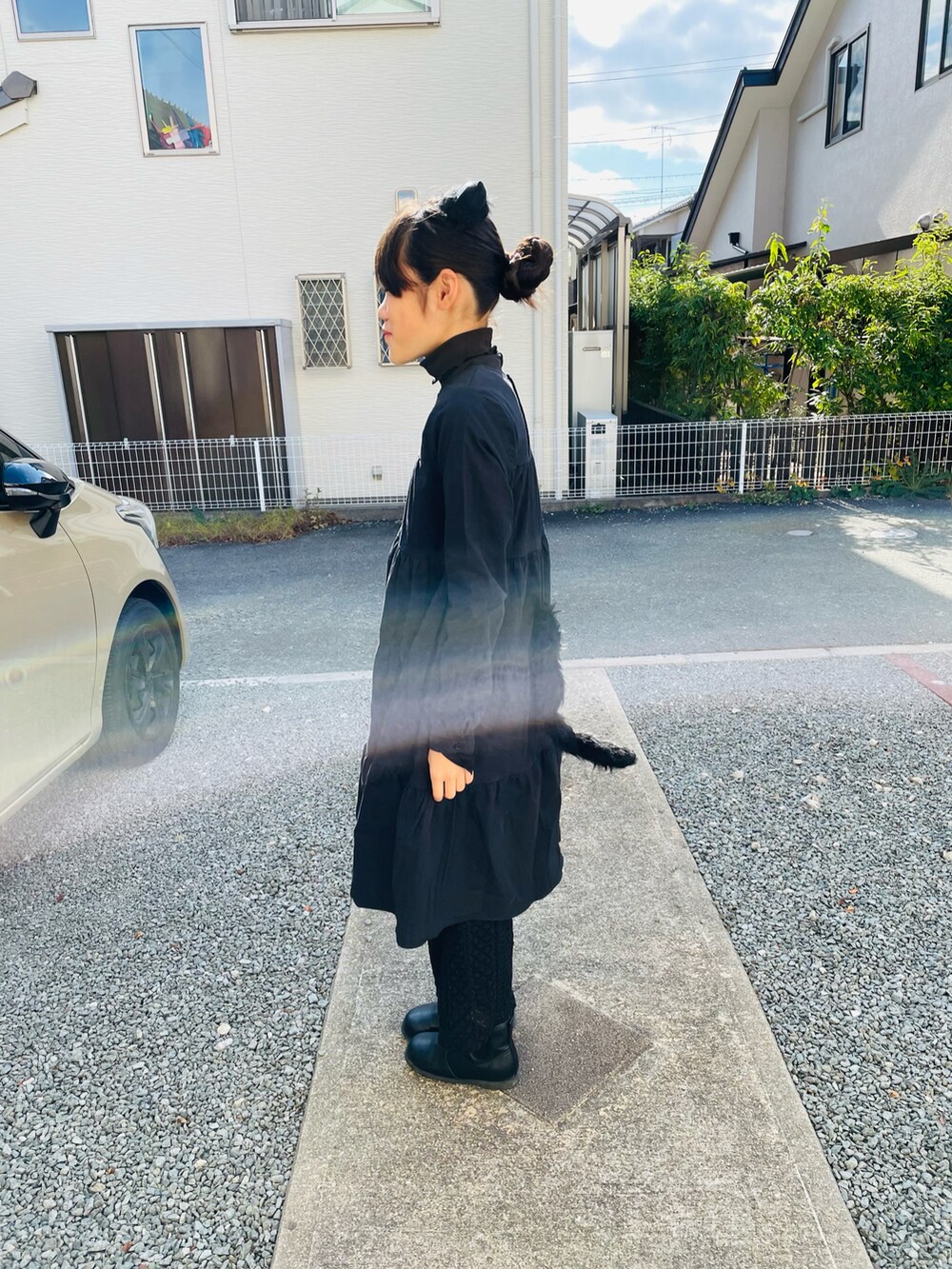 ブラック系のワンピース、ブラック系のブーツ、ブラック系のその他パンツを着用したキッズの秋コーディネートの2枚目の写真