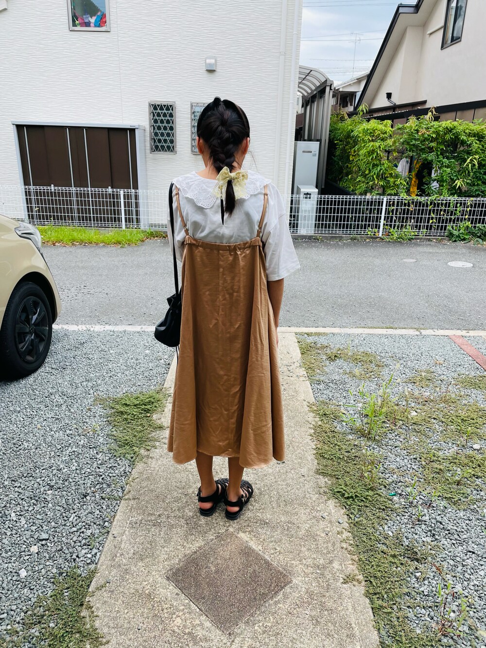 「グルカサンダル、キャミワンピ、巾着バッグ、夏休み、rikka.rokka.ribbon、むすめ服」｜「GLOBAL WORKの【キッズ】BIGカラーフリルT5分袖/942200（Tシャツ/カットソー、ホワイト系）」を使った、emi_mitoさん（キッズ・148cm）の夏コーディネートの3枚目の写真