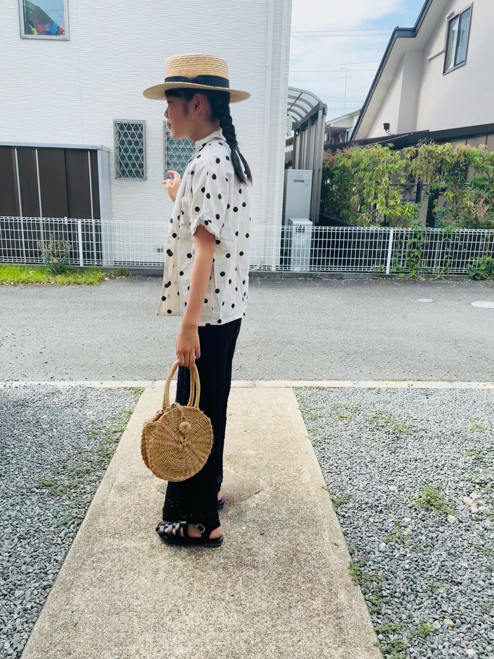 ホワイト系のシャツ/ブラウス、グレー系のタンクトップ、ブラック系のその他パンツを着用したキッズの夏コーディネートの2枚目の写真