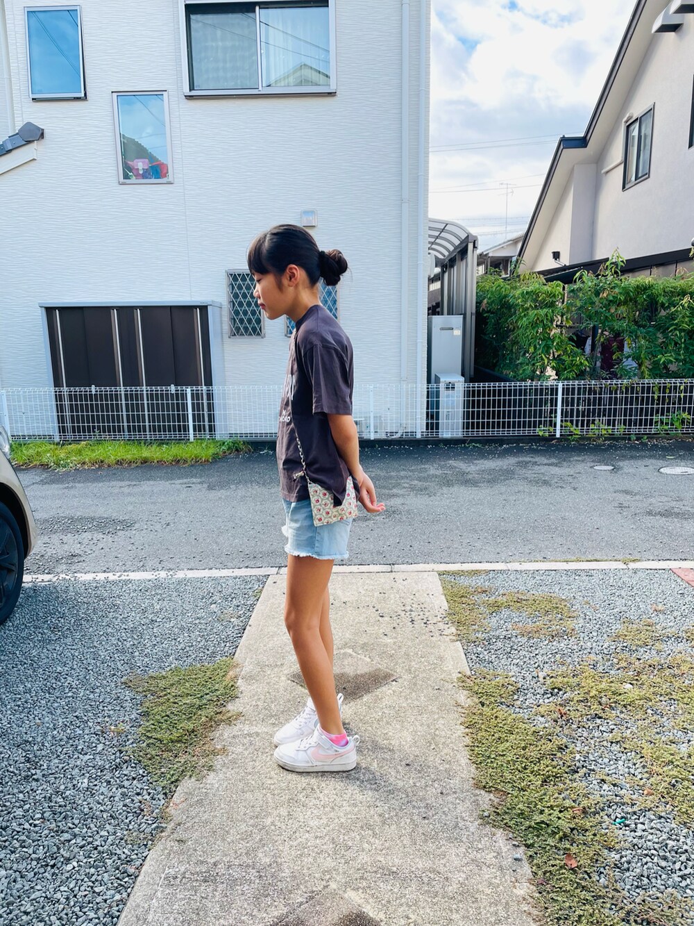 グレー系のTシャツ/カットソー、ホワイト系のスニーカー、ブルー系のその他パンツを着用したキッズの秋コーディネートの2枚目の写真