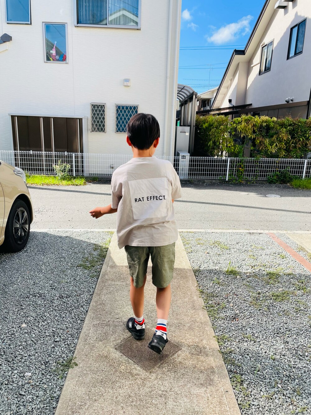 グレー系のTシャツ/カットソー、グリーン系のパンツ、ブラック系のスニーカーを着用したキッズの夏コーディネートの3枚目の写真