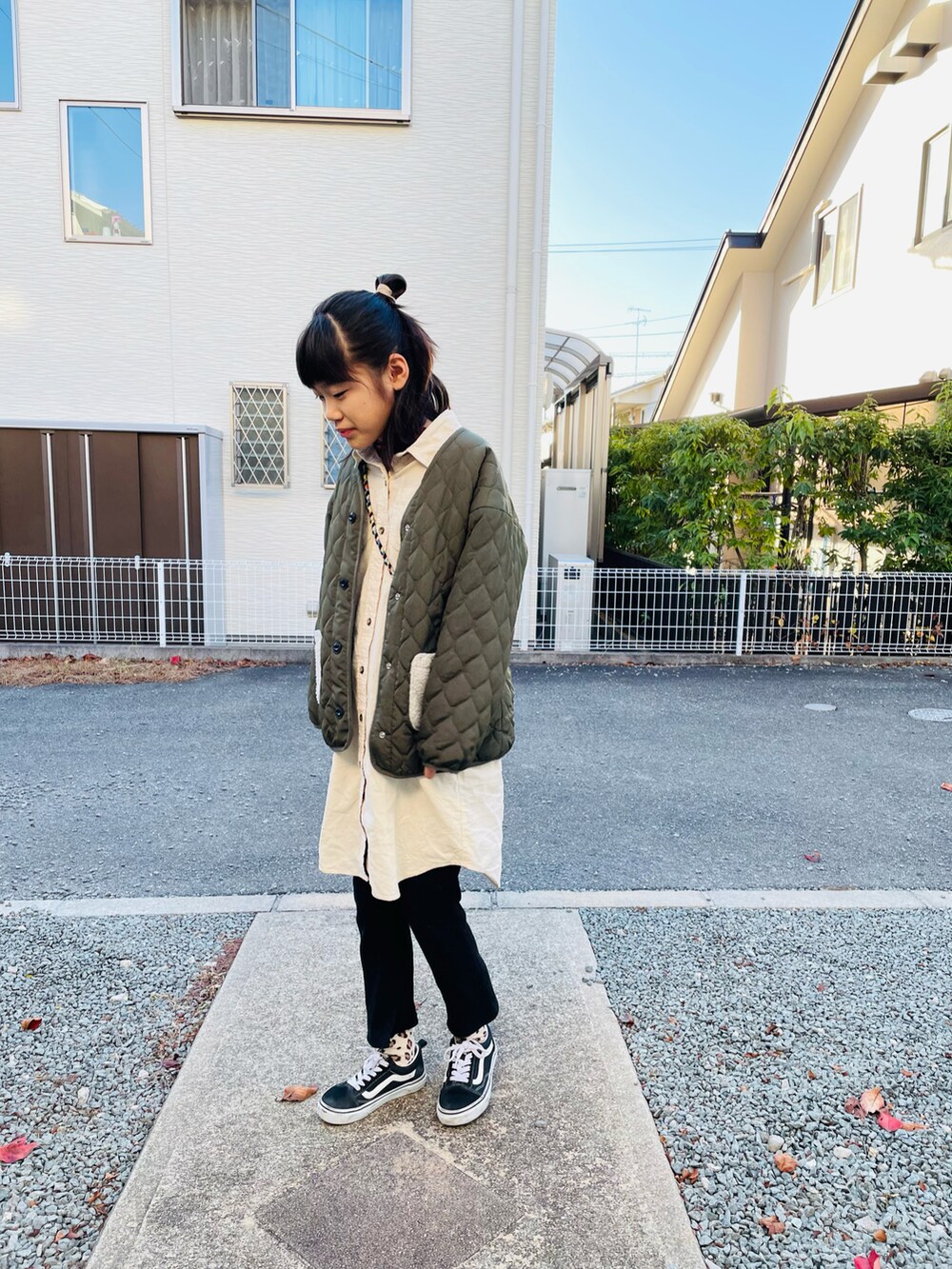 グリーン系のブルゾン、ブラック系のその他パンツ、ブラック系のスニーカーを着用したキッズの冬コーディネートの2枚目の写真