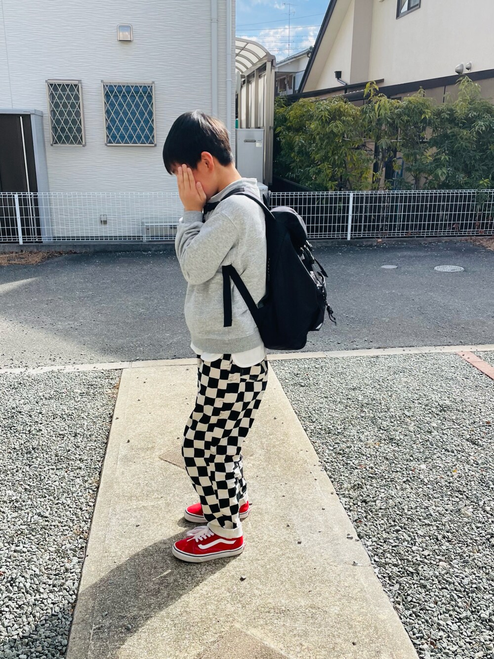 グレー系のTシャツ/カットソー、ブラック系のその他パンツ、レッド系のスニーカーを着用したキッズの冬コーディネートの2枚目の写真