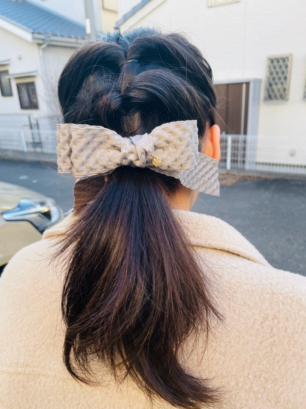 ベージュ系のその他アウター、レッド系のスウェット、グレー系のスカートを着用したキッズの冬コーディネートの4枚目の写真