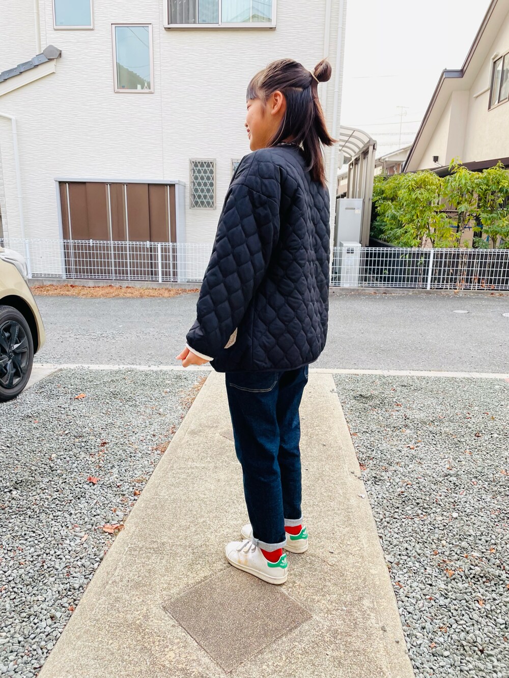 ブラック系のブルゾン、ブラック系のシャツ/ブラウス、ホワイト系のTシャツ/カットソーを着用したキッズの冬コーディネートの2枚目の写真