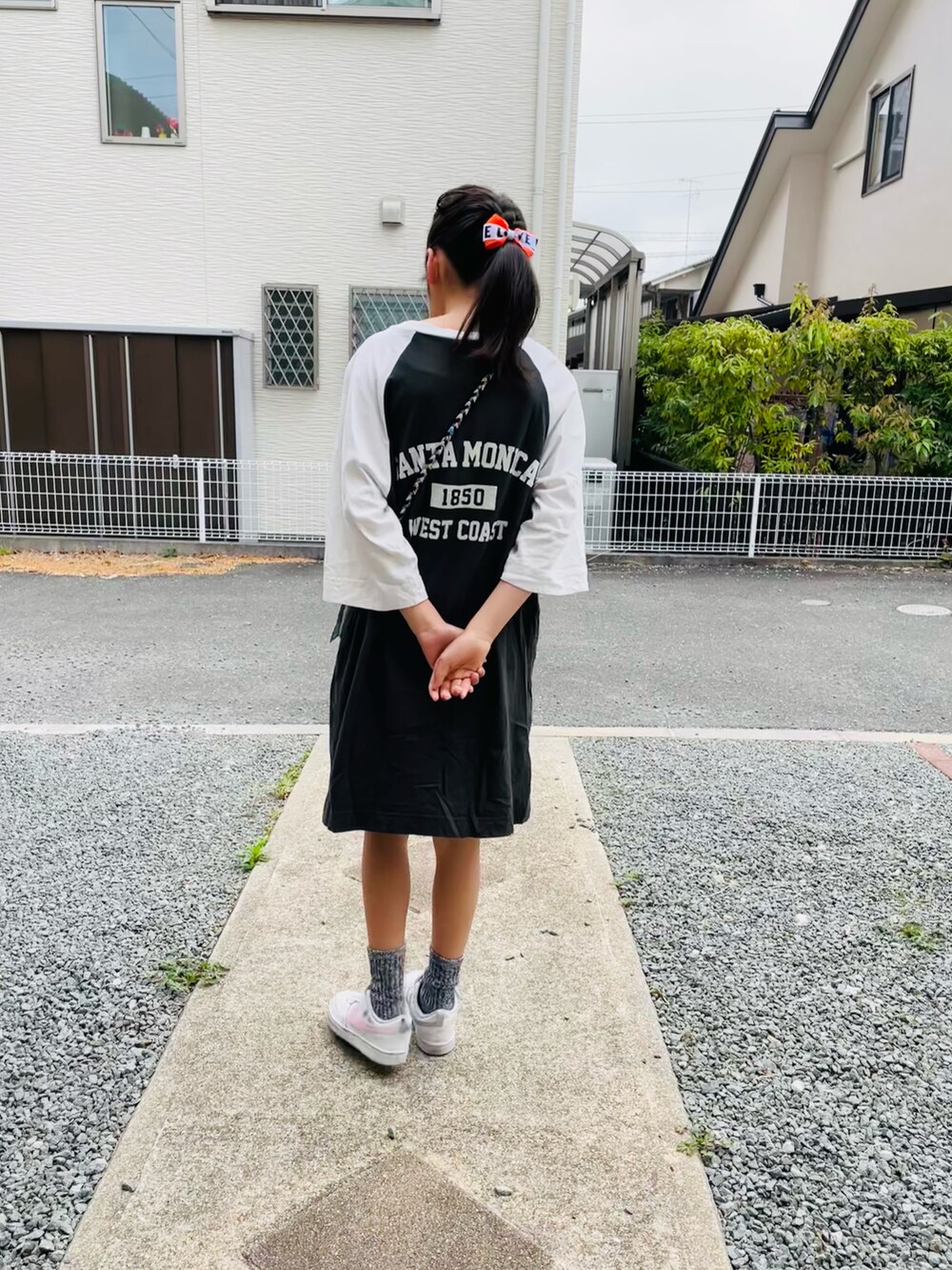 ホワイト系のワンピース、ホワイト系のスニーカー、その他のソックス/靴下を着用したキッズの春コーディネートの3枚目の写真