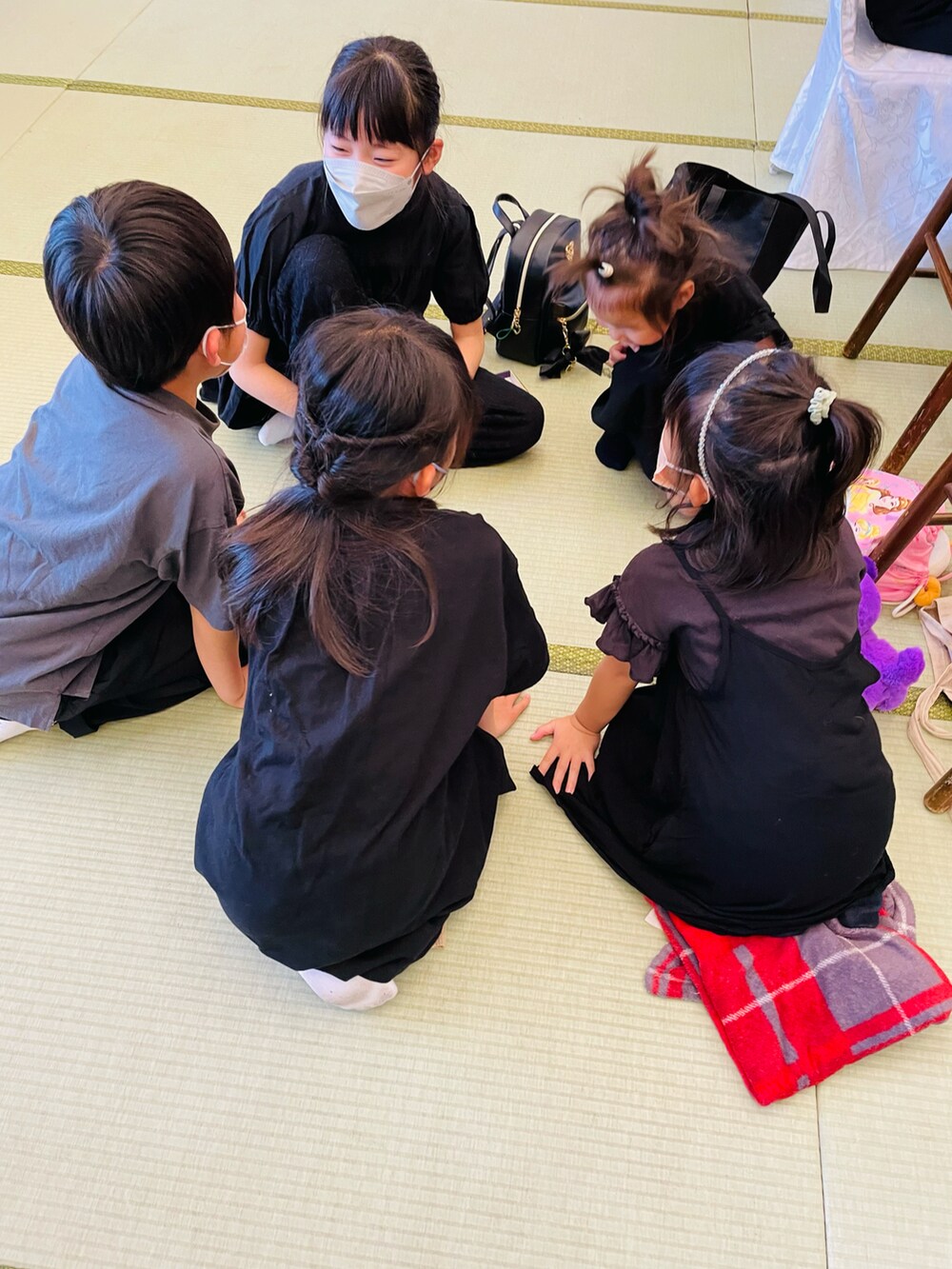 ブラック系のチュニック、ブラック系のその他パンツ、ブラック系のスニーカーを着用したキッズの夏コーディネートの3枚目の写真