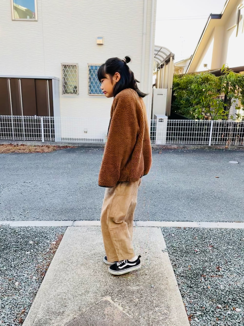 ブラウン系のその他アウター、ベージュ系のその他パンツ、ブルー系のスウェットを着用したキッズの冬コーディネートの2枚目の写真