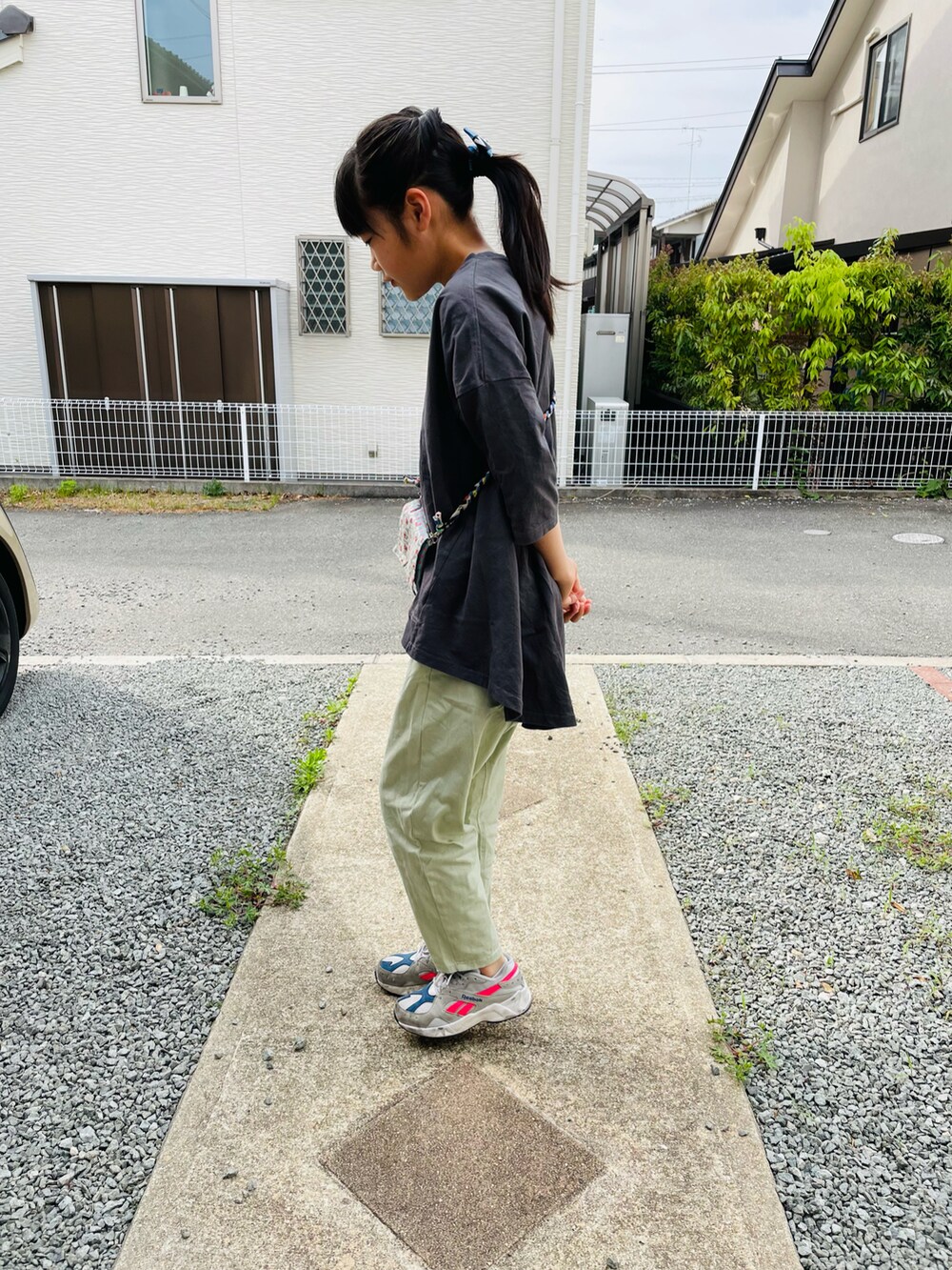 グレー系のチュニック、グリーン系のその他パンツ、グレー系のスニーカーを着用したキッズの春コーディネートの2枚目の写真