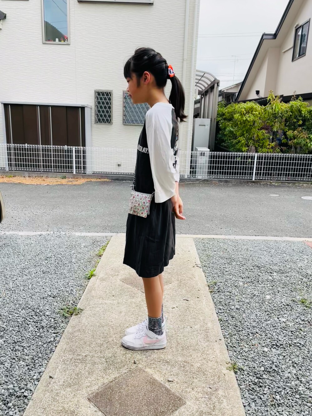 ホワイト系のワンピース、ホワイト系のスニーカー、その他のソックス/靴下を着用したキッズの春コーディネートの2枚目の写真