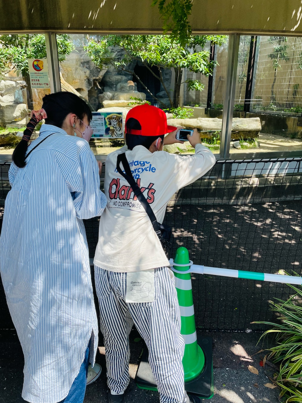 ブラック系のボディバッグ/ウエストポーチ、ホワイト系のその他パンツ、ブラック系のスニーカーを着用したキッズの春コーディネートの4枚目の写真