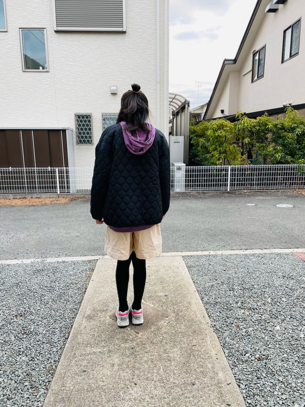 ブラック系のブルゾン、パープル系のパーカー、グレー系のスニーカーを着用したキッズの冬コーディネートの3枚目の写真