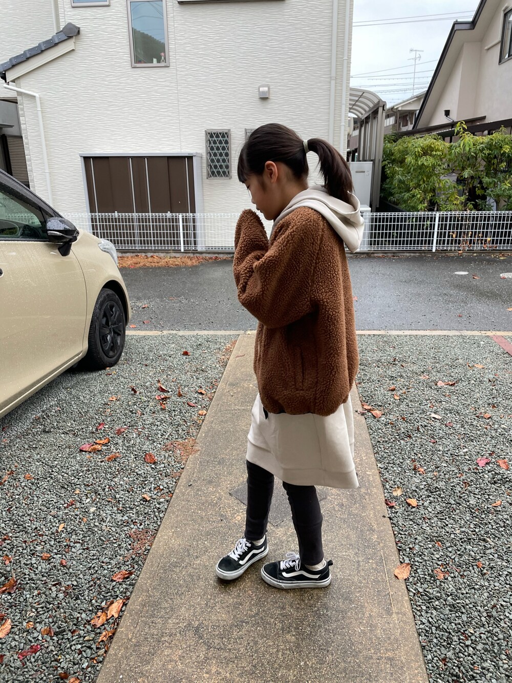 ブラウン系のその他アウター、ブラック系のその他パンツ、ブラック系のスニーカーを着用したキッズの冬コーディネートの2枚目の写真