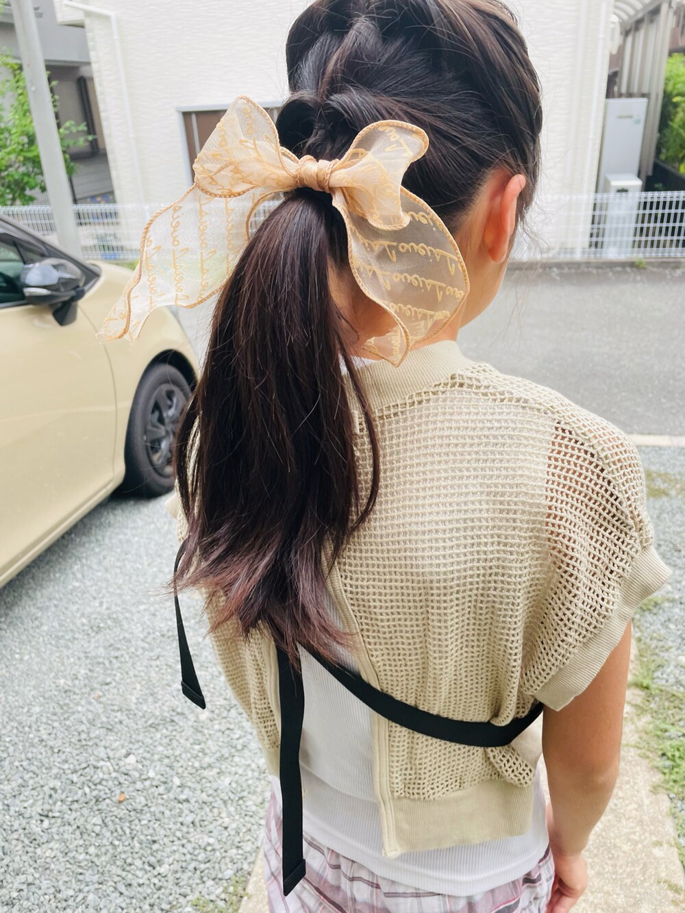 ベージュ系のTシャツ/カットソー、ブラック系のボディバッグ/ウエストポーチ、ベージュ系のその他パンツを着用したキッズの夏コーディネートの4枚目の写真